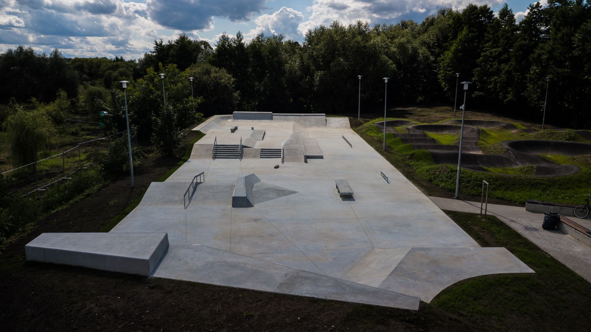 skatepark wśród zieleni
